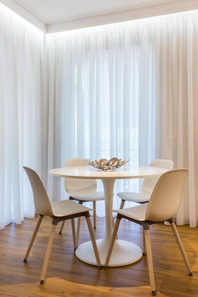 Elegant Apartment W Great Balcony In Vouliagmeni Athén Kültér fotó